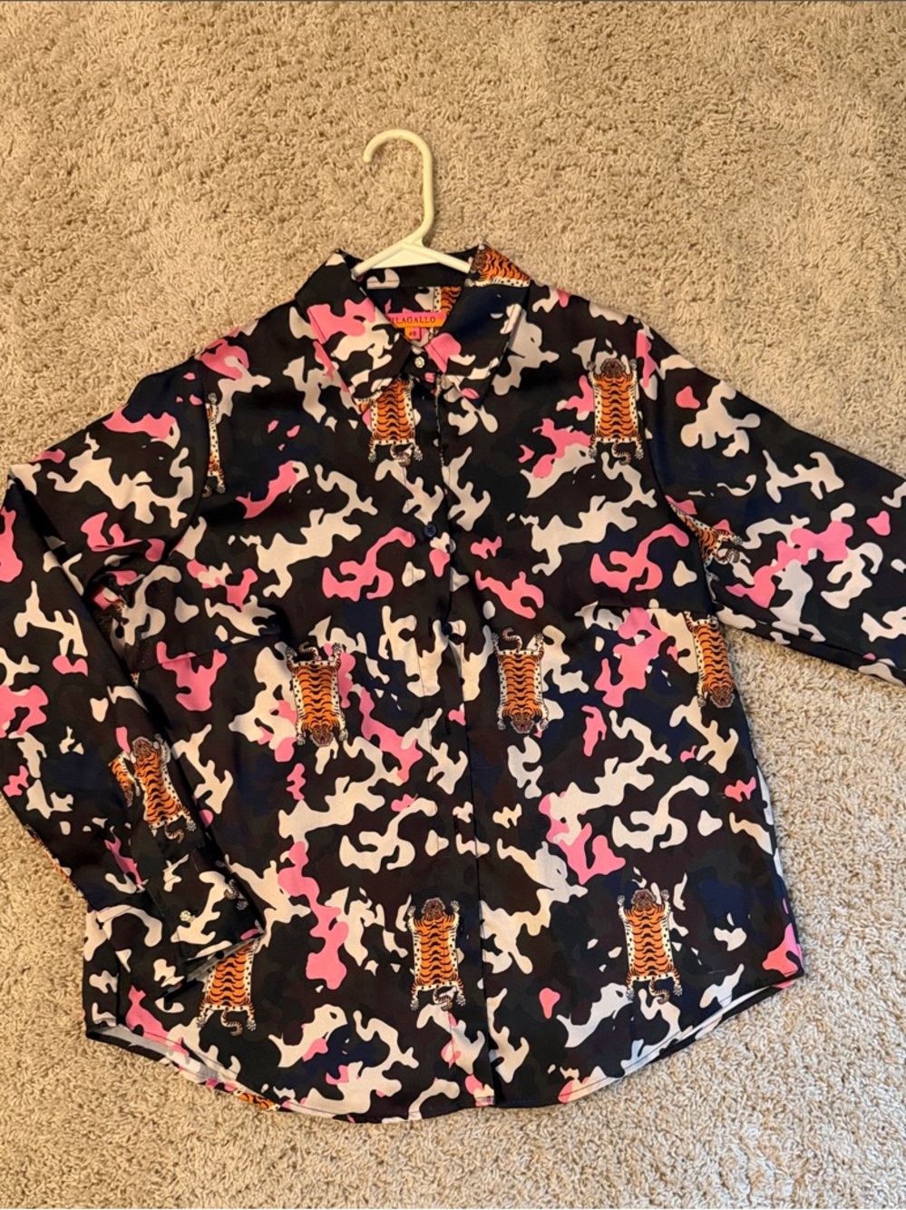 VILAGALLO Button-Up Shirt in Black/Navy, Pink & White Camo with Tiger